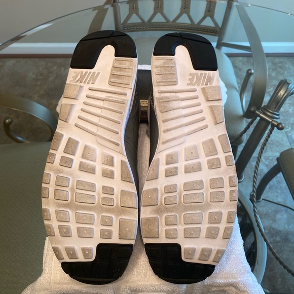 Nike Women’s Air Max Tavas - Picture 9 of 10